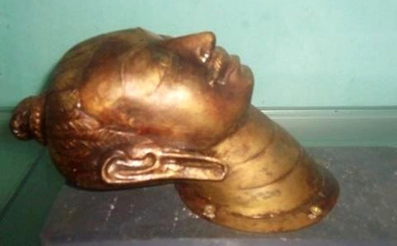 Đầu tượng thần Siva bằng vàng, nặng hơn nửa kg được tìm thấy ở Đại Lộc năm 1997