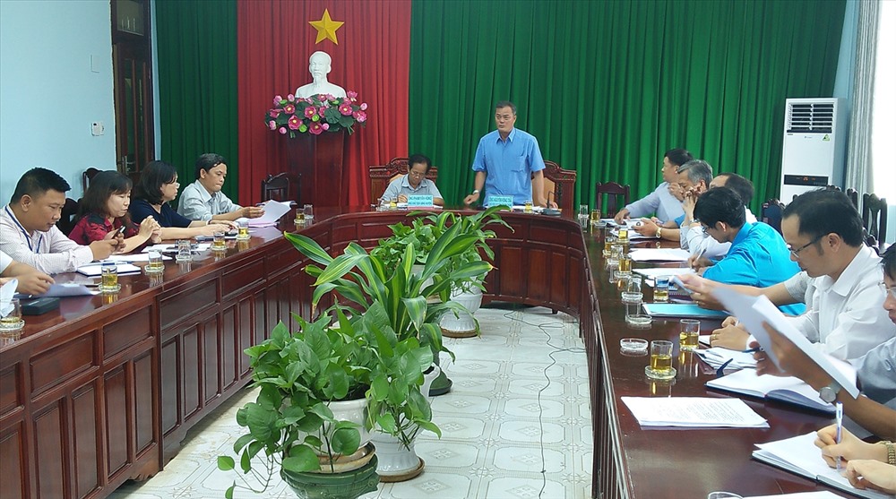 Chủ tịch LĐLĐ tỉnh Nguyễn Hồng Trà, giám sát thực hiện pháp luật về BHXH tại UBND huyện Chơn Thành.