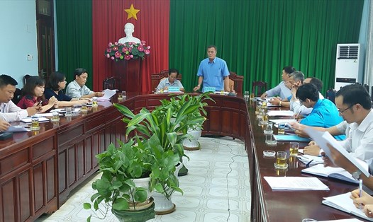 Chủ tịch LĐLĐ tỉnh Nguyễn Hồng Trà, giám sát thực hiện pháp luật về BHXH tại UBND huyện Chơn Thành.