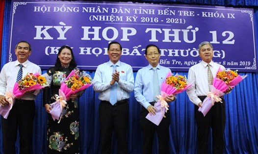 Ông Phan Văn Mãi, Bí thư Tỉnh ủy, Chủ tịch HĐND tỉnh Bến Tre tặng hoa chúc mừng ông Nguyễn Trúc Sơn, ông Nguyễn Văn Đức và các cán bộ chủ chốt khác của tỉnh Bến Tre.