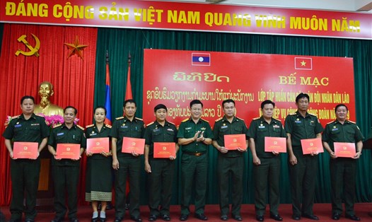 Lãnh đạo Ban Công đoàn Quốc phòng Quân đội Nhân dân Việt Nam trao giấy chứng nhận hoàn thành chương trình tập huấn nghiệp vụ công tác công đoàn năm 2019 cho  các cán bộ Quân đội Nhân dân Lào. Ảnh: Q.T