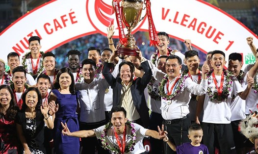 Bầu Hiển nâng cúp vô địch V.League 2018 cùng Hà Nội. Ảnh: SN