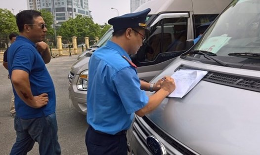 Một trường hợp lái xe đưa đón học sinh trên địa bàn quận Cầu Giấy, Hà Nội bị lập biên bản. Ảnh: PV