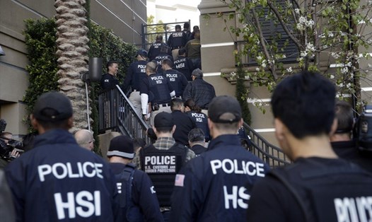 Cảnh sát khám xét các căn hộ ở Irvine, California trong một cuộc đột kích năm 2015. Ảnh: AP