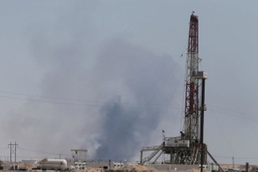 Khói bốc lên sau vụ tấn công Nhà máy lọc dầu Saudi Aramco ở Abqaiq, Saudi Arabia ngày 14.9. Ảnh: REUTERS
