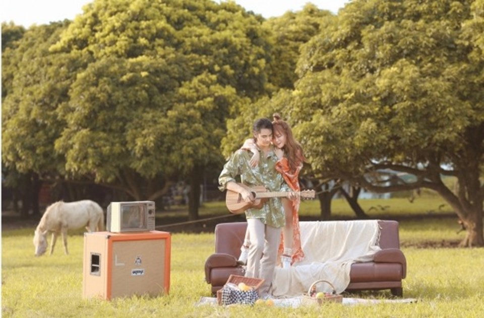 Xuyên suốt MV là lời tự sự về những khoảnh khắc bình yên, hạnh phúc khi được ở bên người yêu trước giờ phút cả hai phải chia xa mãi mãi. Xuyên suốt MV là lời tự sự về những khoảnh khắc bình yên, hạnh phúc khi được ở bên người yêu trước giờ phút cả hai phải chia xa mãi mãi.
