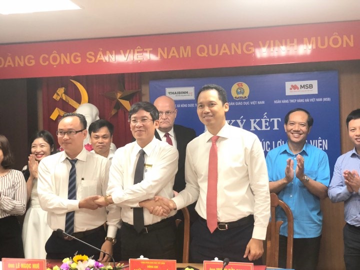 Đại diện các bên tham gia ký thoả thuận hợp tác cho đoàn viên. Ảnh: Đ.P