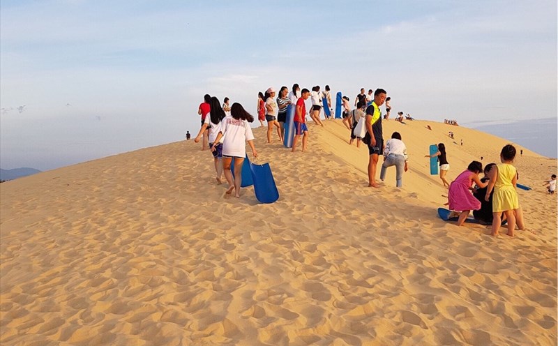 Đến với cồn cát Quang Phú, chúng ta có thể chơi trượt cát từ độ cao hơn 100 mét.