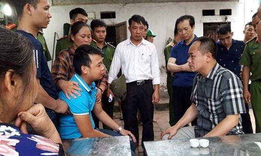 Anh Nguyễn Văn Hiệp suy sụp vì cùng lúc mất đi 4 người thân, vợ vẫn nằm cấp cứu trong bệnh viện. Ảnh: Zing