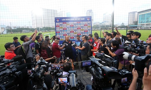 Huấn luyện viên Park Hang-seo trong vòng vây báo chí trước buổi tập đầu tiên của đội tuyển Việt Nam. Ảnh: VFF