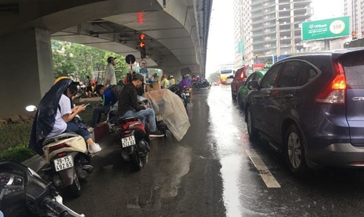 Gầm cầu thành nơi trú mưa của các phương tiện dẫn tới ùn tắc, tai nạn giao thông. Ảnh: PV