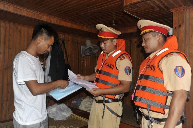 Cảnh sát giao thông đường thủy kiểm tra một trường hợp vi phạm. Ảnh: PV