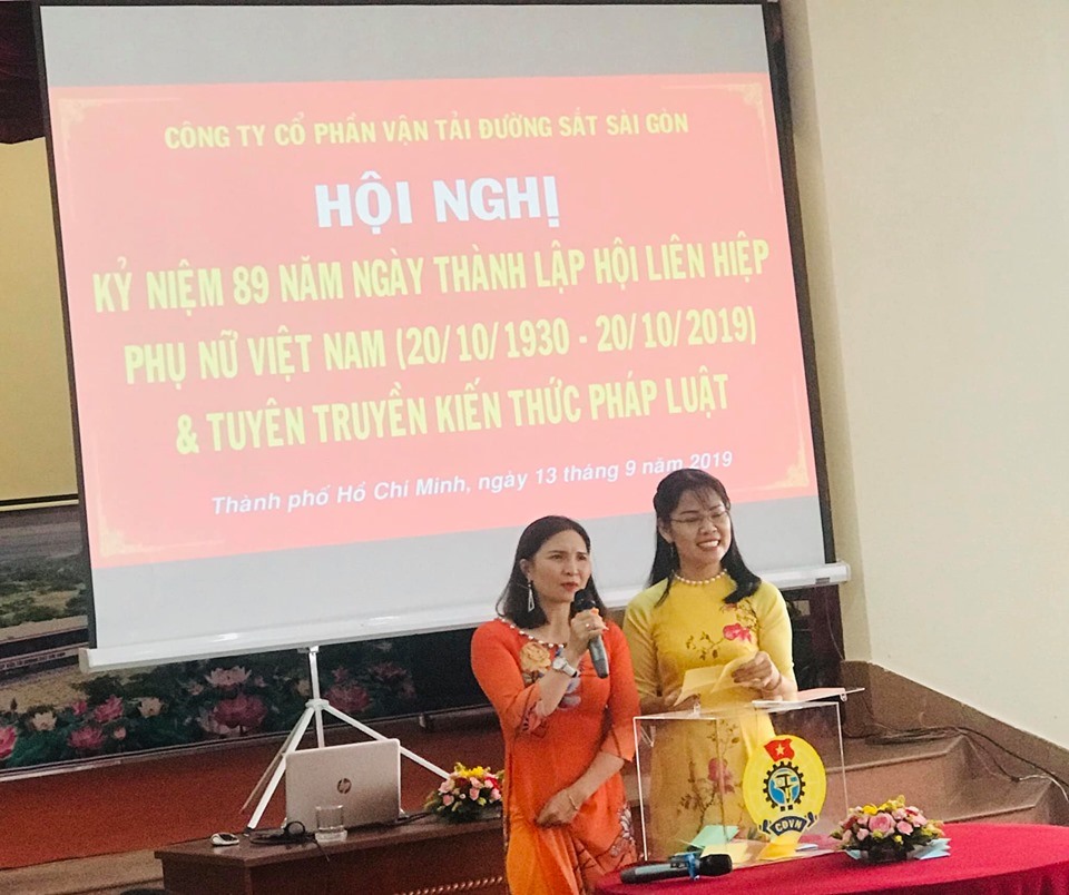 Nữ công nhân lao động tham gia trả lời câu hỏi pháp luật
