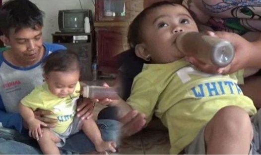 Bố mẹ Indonesia cho con uống cà phê thay sữa từ 6 tháng tuổi. Ảnh: mashable.