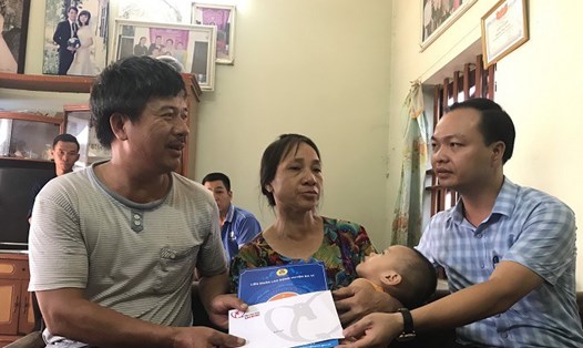 LĐLĐ huyện Ba Vì trao hỗ trợ 4 triệu đồng cho cháu Triệu Gia Hưng.