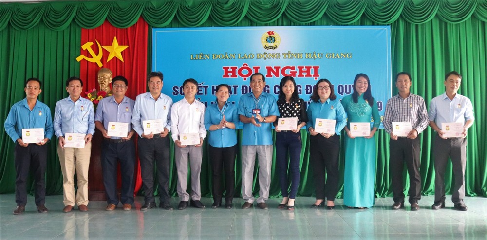 Lãnh đạo LĐLĐ tỉnh Hậu Giang - trao bằng sáng tạo của Tổng LĐLĐ Việt Nam cho các  cá nhân đã đạt danh hiệu lao động sáng tạo trong phong trào thi đua yêu nước năm 2019. Ảnh: Thành Nhân
