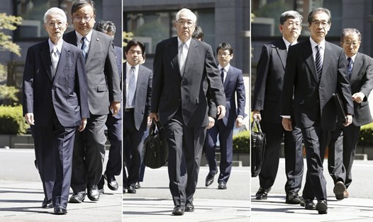 Từ trái qua phải, cựu Chủ tịch TEPCO Tsunehisa Katsumata, cựu phó Chủ tịch Sakae Muto và Ichiro Takekuro đến tòa án ngày 19.9. Ảnh: AP.