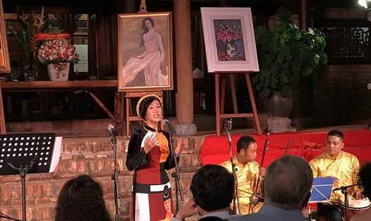 Nghệ sĩ Camille Huyền Tôn Nữ biểu diễn trong đêm hòa nhạc vị môi trường ở Bến Xuân. Ảnh: H.V.M