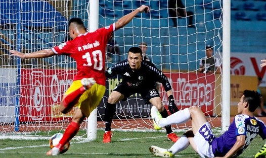 Gia nhập CLB Hà Nội, thủ thành Bùi Tiến Dũng thường xuyên dự bị khi không thể cạnh tranh với đàn anh Văn Công. Ảnh: Hà Nội FC
