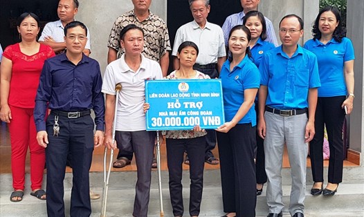 Đại diện lãnh đạo LĐLĐ tỉnh Ninh Bình trao tiền hỗ trợ cho gia đình chị Hoàng Thị Hạnh. Ảnh: NT