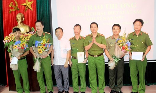Bộ Công an, Công an tỉnh Nghệ An và UBND TP Vinh khen thưởng Ban chuyên án 70 triệu đồng. Ảnh: PV