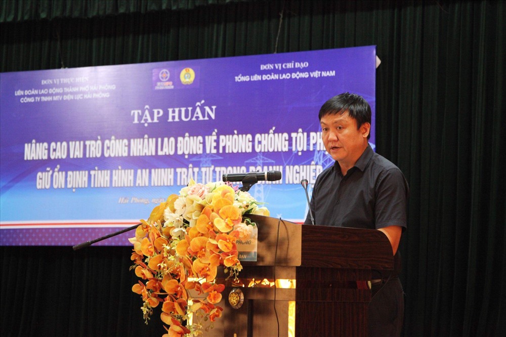 Phó trưởng ban Phụ trách Ban Tuyên giáo Tổng LĐLĐ Việt Nam dự buổi tập huấn. Ảnh BH