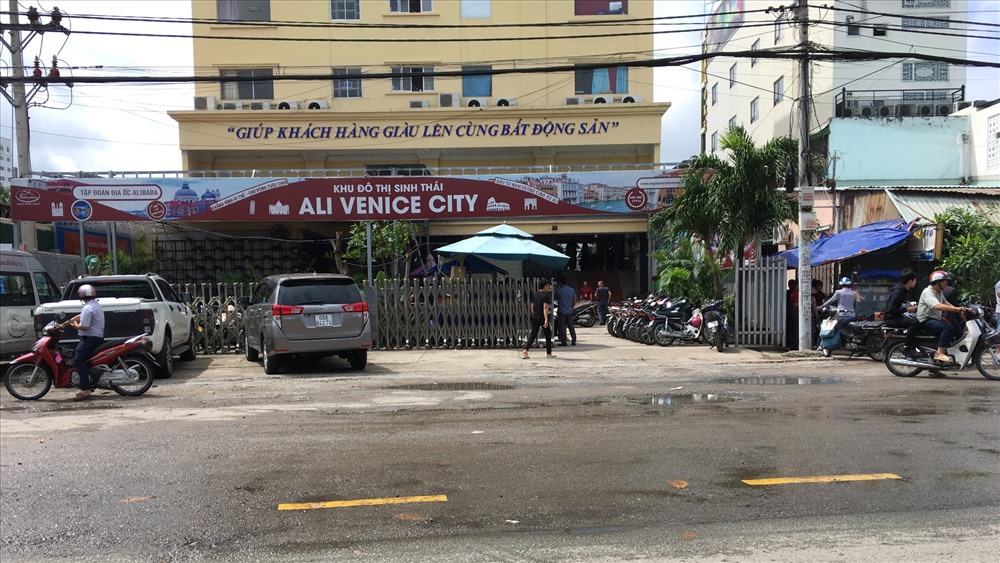 Sau khi lãnh đạo công ty Alibaba bị bắt, nhiều người đã kéo đến Công ty và cơ quan công an với hy vọng lấy lại được tiền.