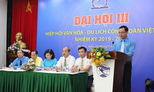 Đồng chí Nguyễn Đình Khang - Ủy viên Trung ương Đảng, Chủ tịch Tổng Liên đoàn Lao động Việt Nam phát biểu tại Đại hội.