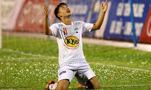 Minh Vương tỏa sáng với hat-trick ghi được vào lưới Hải Phòng giúp đội bóng phố Núi nắm lợi thế trong cuộc đua trụ hạng. Ảnh: TTHCM