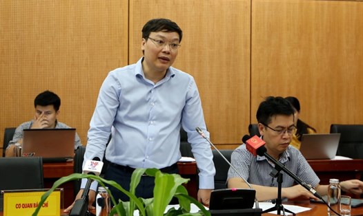 Ông Trương Hải Long, Vụ trưởng Vụ Công chức - Viên chức, Bộ Nội vụ trả lời tại cuộc họp báo. Ảnh: T.T