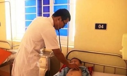 Bác sĩ Bệnh viện đa khoa khu vực Tây Bắc Nghệ An thăm khám cho cháu bé. Ảnh: TH