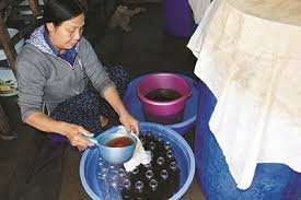 Mọi công đoạn làm nước mắm Nam Ô đều được làm bằng phương pháp thủ công, không sử dụng hóa chất. Ảnh: H.L