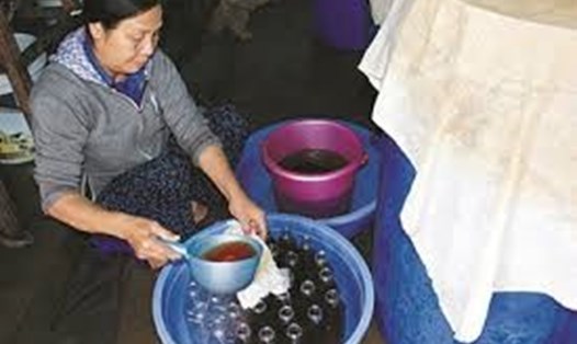 Mọi công đoạn làm nước mắm Nam Ô đều được làm bằng phương pháp thủ công, không sử dụng hóa chất. Ảnh: H.L