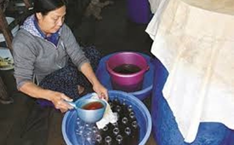 Mọi công đoạn làm nước mắm Nam Ô đều được làm bằng phương pháp thủ công, không sử dụng hóa chất. Ảnh: H.L