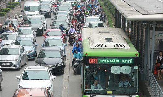 Nếu Hà Nội tiếp tục mở làn đường riêng cho xe buýt, liệu buýt có hoạt động được giữa vòng vây xe cá nhân? Ảnh: HẢI NGUYỄN