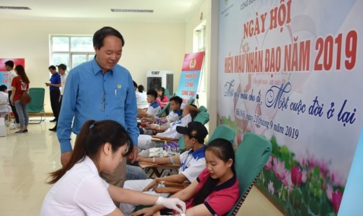 Đồng chí Lê Nho Thướng - Chủ tịch Công đoàn Dệt May Việt Nam thăm hỏi và cảm ơn các tình nguyện viên tham gia hiến máu.