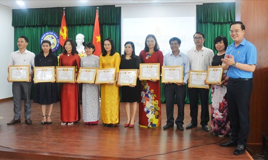 CĐ Ngành giáo dục TP Đà Nẵng tặng bằng khen cho các tập thể, cá nhân đã có thành tích xuất sắc trong hoạt động CĐ năm học 2018-2019