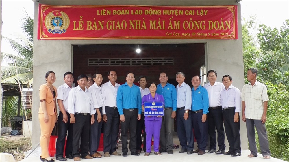 LĐLĐ huyện Cai Lậy phối hợp với Công đoàn ngành Giáo dục Tiền Giang trao "Mái ấm Công đoàn" cho cô giáo Nguyễn Thị Thúy. Ảnh: K.Q