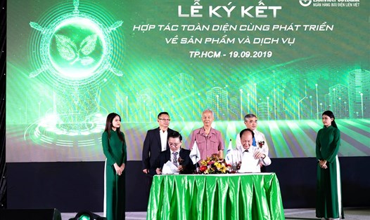Chủ tịch HĐQT Xelex Nguyễn Ái Hữu tham gia ký kết cùng Chủ tịch HĐQT LienVietPostBank Nguyễn Đình Thắng