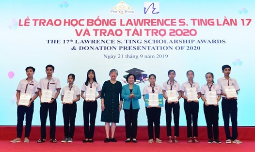 Nguyên Phó Chủ tịch nước Trương Mỹ Hoa và bà Ting Fei Tsong Ching- Chủ tịch Ủy ban điều hành Quỹ Lawrence S. Ting, trao học bổng cho các em học sinh trường THPT Võ Văn Kiệt (tỉnh Vĩnh Long).