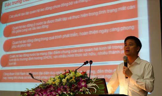 Phó Chủ tịch Tổng Liên đoàn Lao động Việt Nam Ngọ Duy Hiểu truyền đạt các nội dung tại hội nghị.
