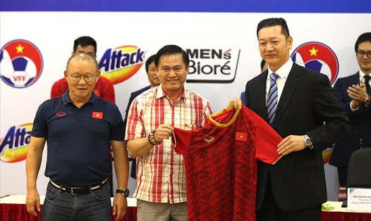 Huấn luyện viên Park Hang-seo và Uỷ viên thường trực VFF Trần Anh Tú tặng áo đấu đội tuyển Việt Nam cho nhà tài trợ. Ảnh: Hoài Thu