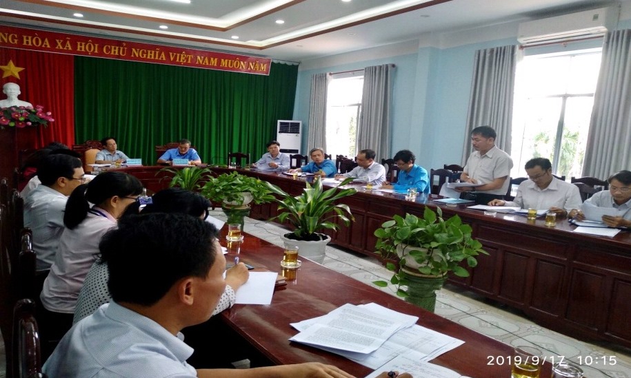 Đoàn giám sát làm việc tại UBND huyện Chơn Thành.