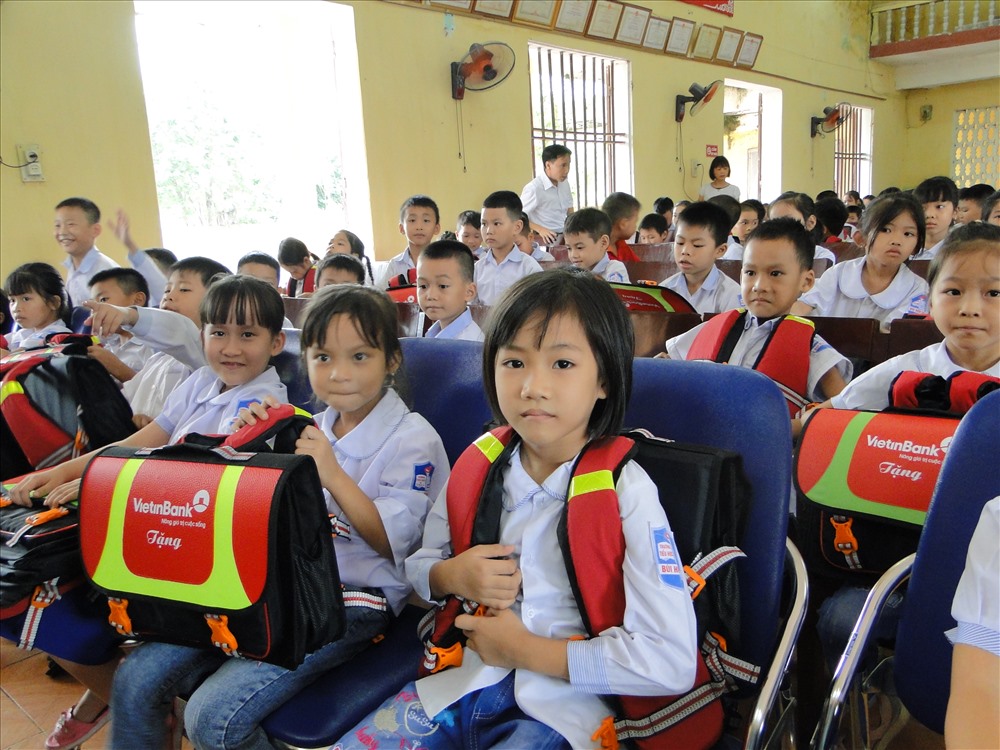 Các em học sinh rất phấn khởi, vui mừng được nhận cặp cặp phao. Ảnh: B.Mạnh