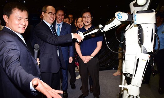Bí thư Thành ủy TP.Hồ Chí Minh Nguyễn Thiện Nhân bắt tay robot được mô phỏng các động tác và điều khiển qua sóng 5G của Viettel ngày 21.9.Ảnh: HẢI NGUYỄN