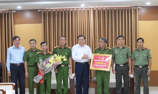 Ông Huỳnh Đức Thơ (áo trắng, đứng giữa) trao thưởng cho lực lượng công an. Ảnh: H.Vinh