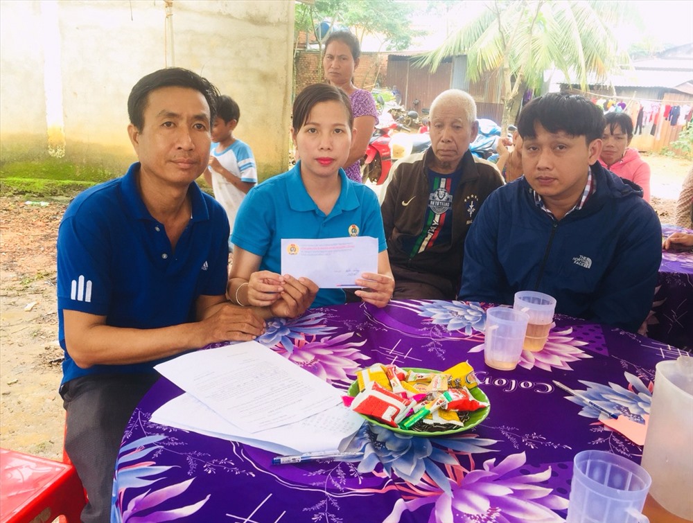 Đồng chí Trần Thị Toan, Cán bộ Công đoàn Chuyên trách Công ty trao tiền ủng hộ cho gia đình đoàn viên Điểu Thị Liên.