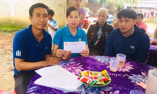 Đồng chí Trần Thị Toan, Cán bộ Công đoàn Chuyên trách Công ty trao tiền ủng hộ cho gia đình đoàn viên Điểu Thị Liên.