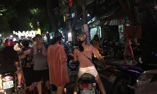 Một hộ dân tự ý chăng dây trông giữ xe quá quy định trên phố Phùng Hưng, Hà Nội. Ảnh: PV