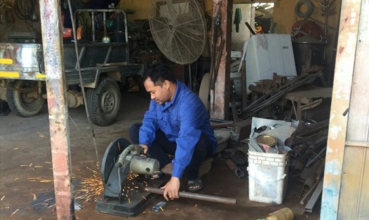 Thợ hàn, cắt nhôm kính, thỉnh giảng, bán hàng online... là những công việc giáo viên hợp đồng của Hà Nội đang làm sau khi bị mất việc. Nhiều người trong số họ đã có trên dưới 20 năm bám trụ với nghề giáo.
